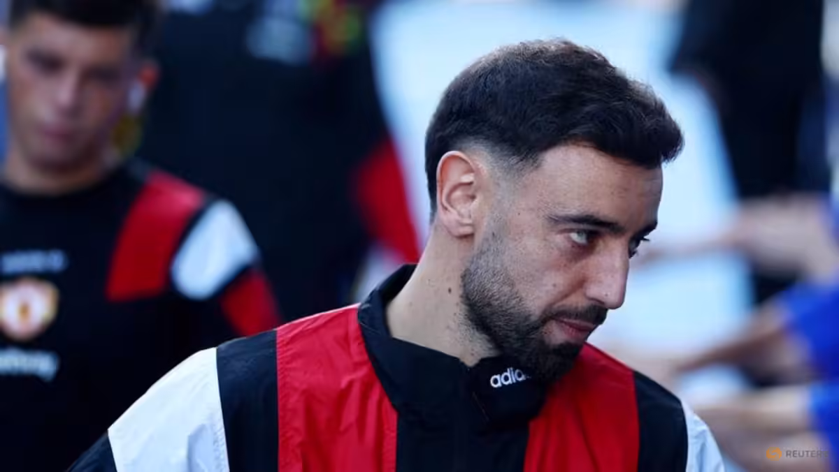 Manchester United captain Fernandes returns to starting lineup at Chelsea