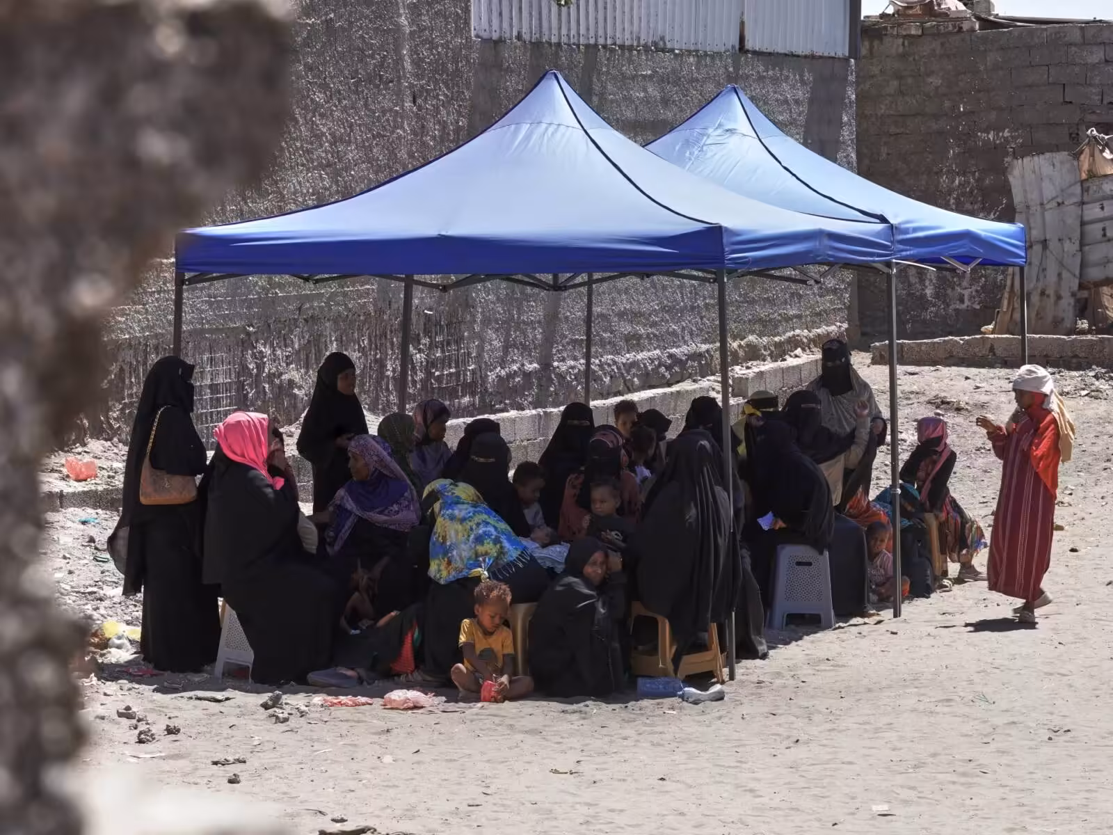 New Yemen fighting displaces 290,000, says UN, with pregnant women at risk | Houthis News